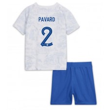 Frankrike Benjamin Pavard #2 Bortedraktsett Barn VM 2022 Kortermet (+ korte bukser)
